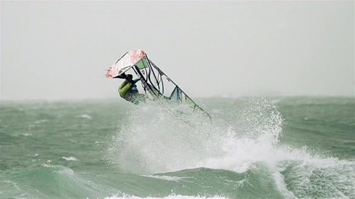 Вчера в море потерялся еще один спортсмен - серфингист