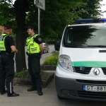 Иностранец справил нужду на полицейскую машину