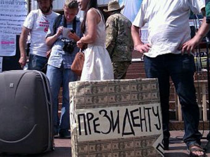 Защитники украинского языка подарили Януковичу билет в Белоруссию