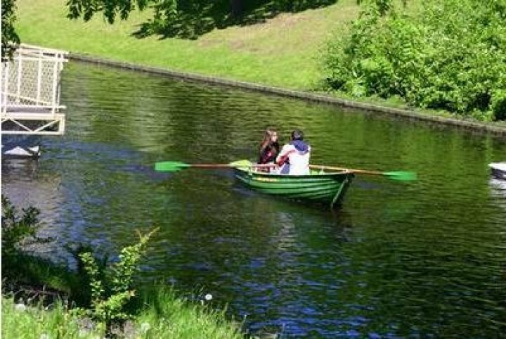 Рижские парки заполонили полуголые отдыхающие