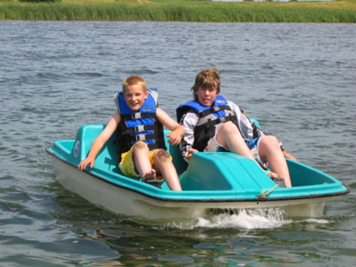 В Вецаки перевернулся катамаран с людьми