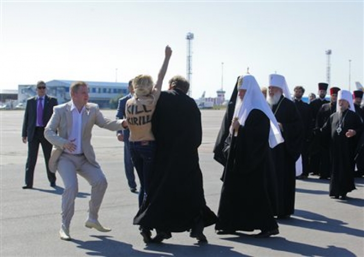 Активистка FEMEN бросилась к Патриарху Кириллу с криком «Изыди вон»