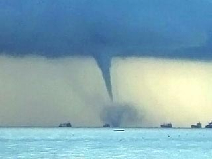 В Латвии опять наблюдали смерч (ВИДЕО)