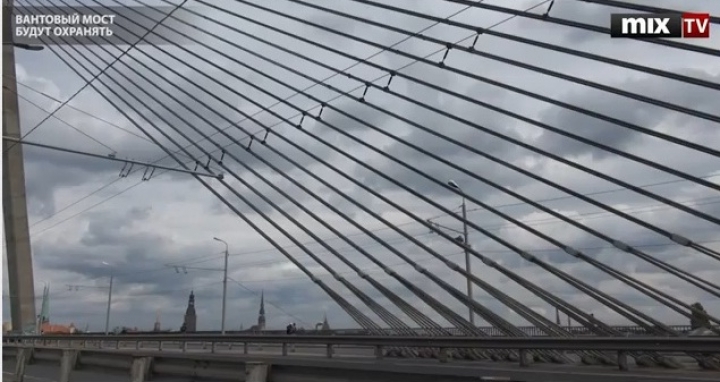 Ванты моста обнесут колючей проволокой