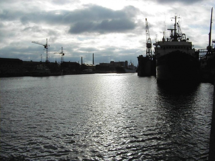 Спасатели достали из Милгравского канала автомобиль