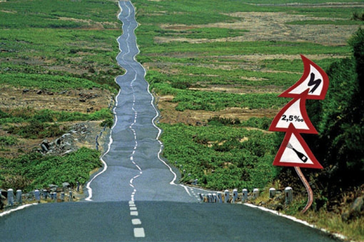 В Риге пьяный водитель протаранил стоящий автобус