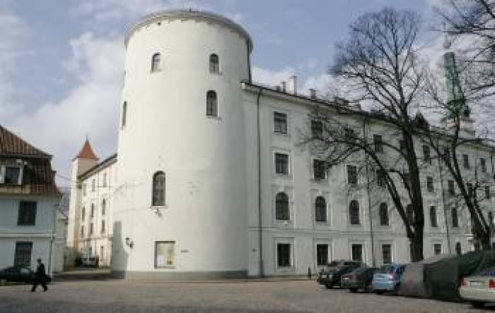 Газета: привилегии экс-президентов - дань уважения