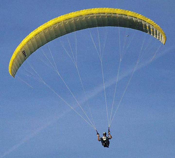 Под Екабпилсом в лес упал парапланерист (ДОПОЛНЕНО)