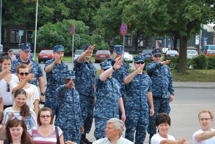 Американские военные убрали мусор на острове Любви (ФОТО)