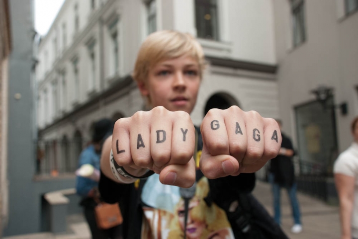 Фанаты целый день дежурят у отеля, где живет Lady Gaga (ФОТО, ВИДЕО)