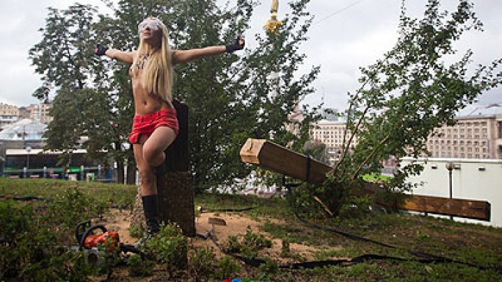 FEMEN спилили крест в центре Киева (ФОТО,ВИДЕО)