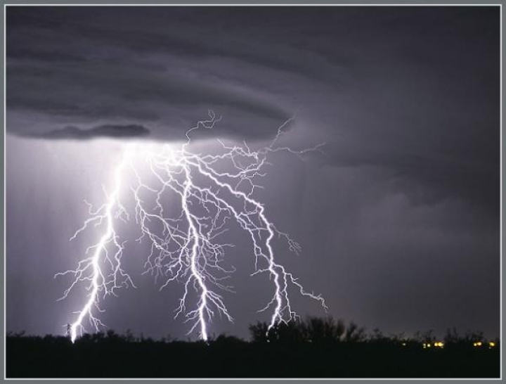 Молния ударила в жилой дом: удалось спасти старушку