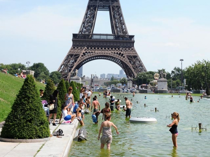 Французская полиция ввела дресс-код для загорающих