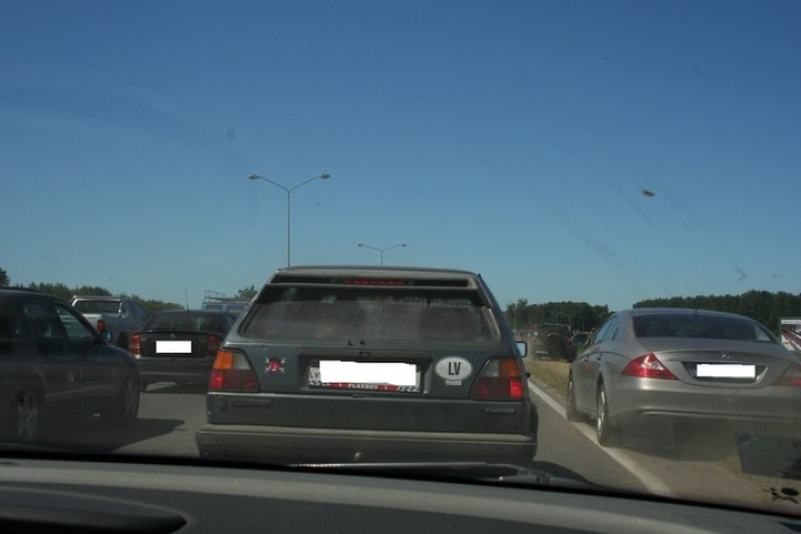 Утром Рига стояла в пробках