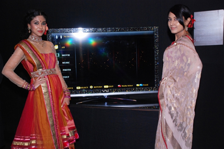 ЖК-телевизор украсили каллиграфией и кристаллами Swarovski (ВИДЕО)