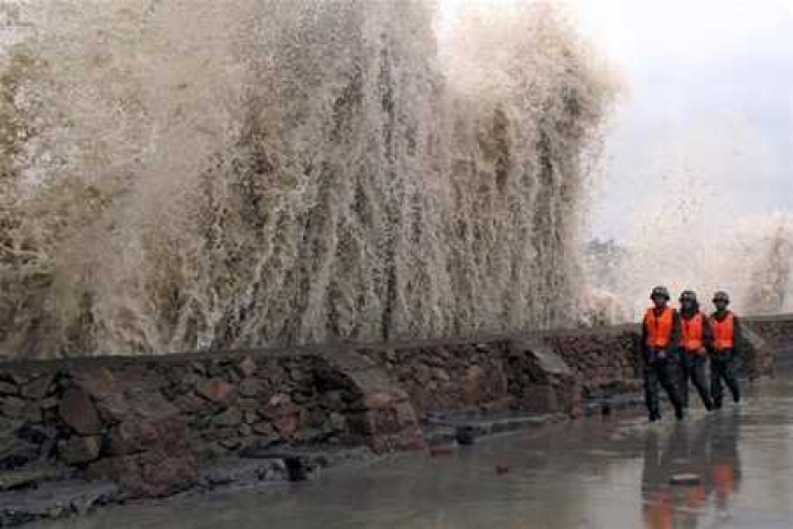 Тайфун оставил без света 85 тысяч домов в Японии