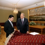 Президент Туркменистана подарил Берзиньшу ковер ручной работы