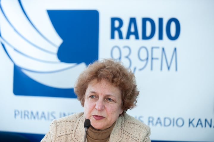Жданок призвала государство позаботиться о негражданах за рубежом