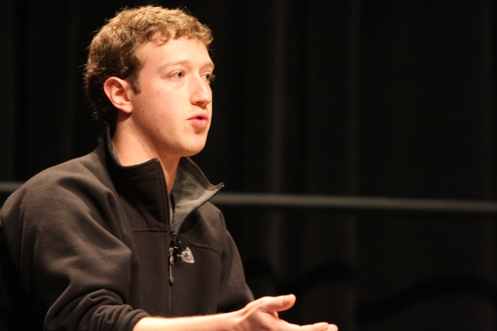 Цукерберг решил придержать свои акции Facebook