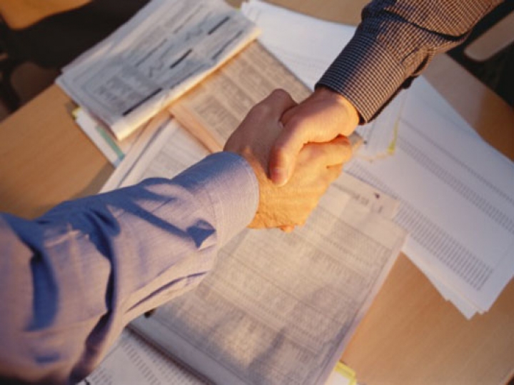 Опрос: большинство жителей перед страхованием не читают договор