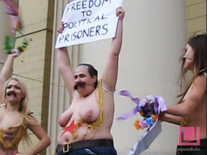 FEMEN раздеваются за деньги