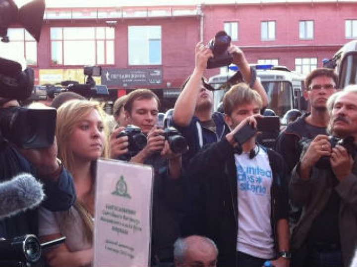 Казаки заблокировали вход на вдохновленную Pussy Riot выставку