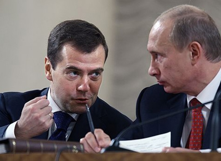 Медведев защитил бюджет от нападок Путина