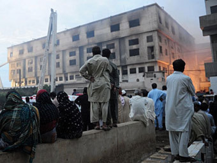 В пожаре на пакистанской фабрике погибли более 200 рабочих