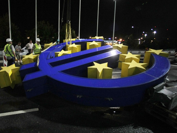 Латвия примет решение о введении евро в начале будущего года