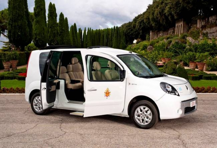 Renault подарил Папе Римскому два электромобиля