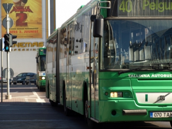 Автовладельцам в Эстонии разрешили бесплатно ездить на автобусах