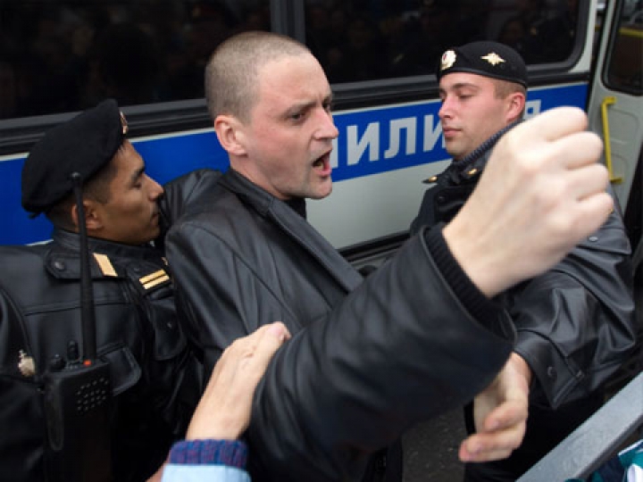 Удальцова оштрафовали за акцию у Хамовнического суда