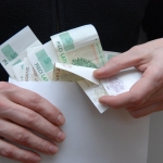 Опрос: латвийцы знают, кто получает зарплаты в конвертах