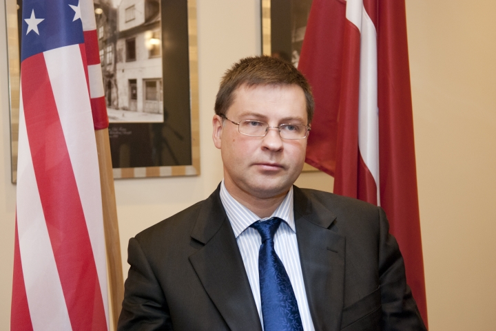 Домбровскис в Братиславе будет отстаивать нужды бюджета