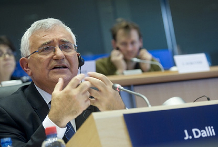 Еврокомиссар подал в отставку из-за коррупционного скандала