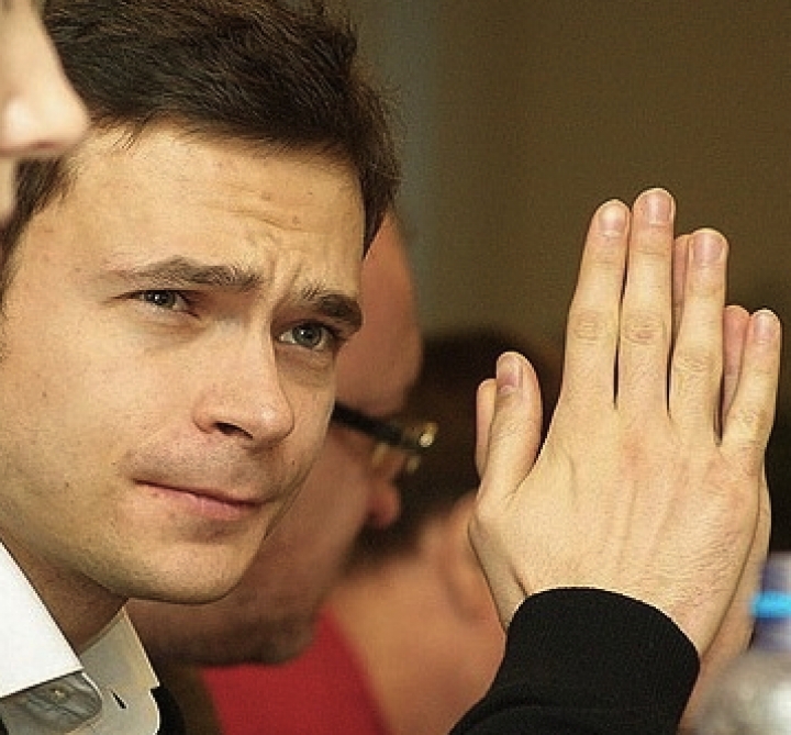 Оппозиционера Илью Яшина расспросили о поездках за границу