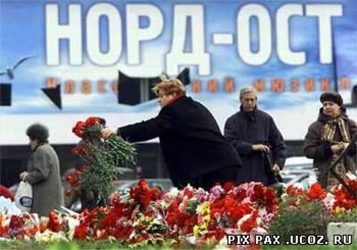 На месте теракта на Дубровке молились об упокоении погибших