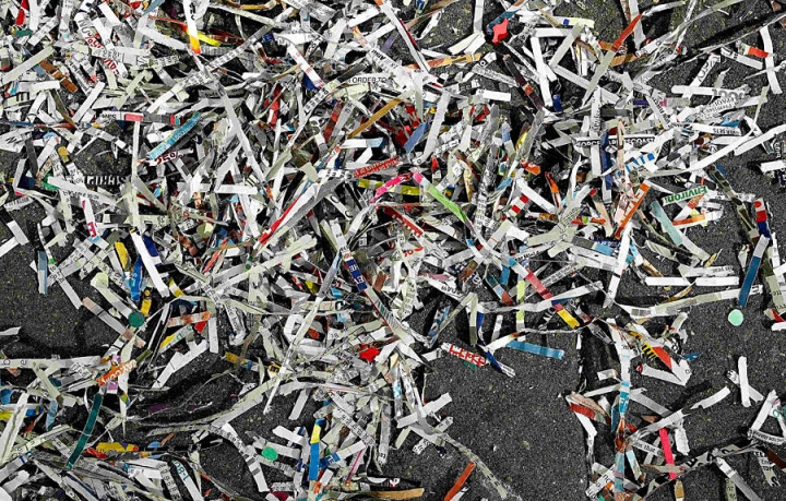 Участников парада в Нью-Йорке забросали секретными сведениями