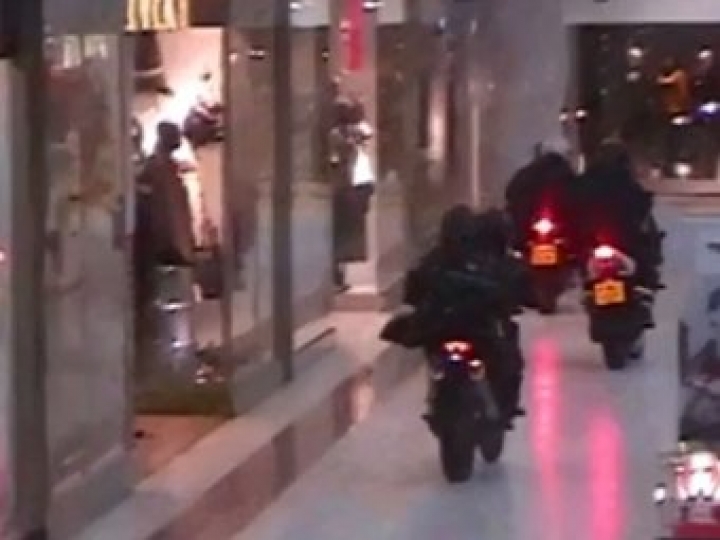 Банда байкеров ограбила бутик прямо в торговом центре в Лондоне (ВИДЕО)