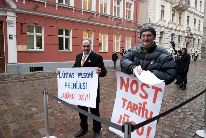 У здания Сейма прошла 10-минутная акция протеста (ФОТО, ВИДЕО)