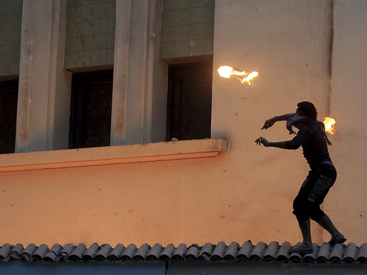 Противники нового президента Египта жгут офисы его партии