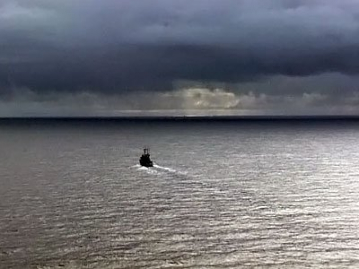 В районе поиска сухогруза в Охотском море найдены масляные пятна