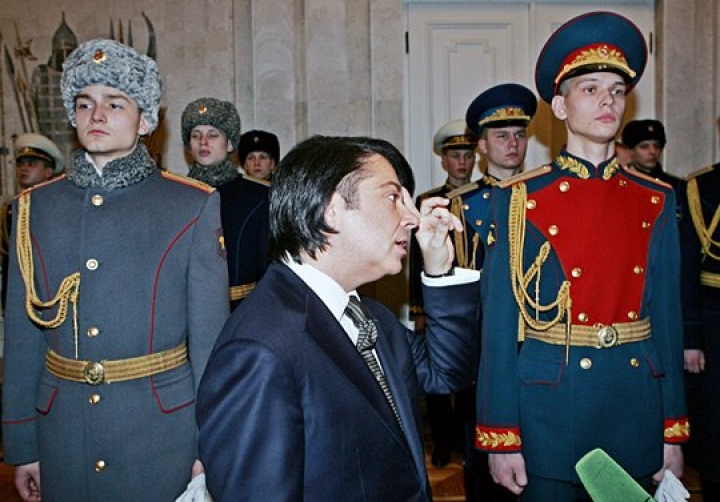 С Юдашкина сняли вину за бракованную форму