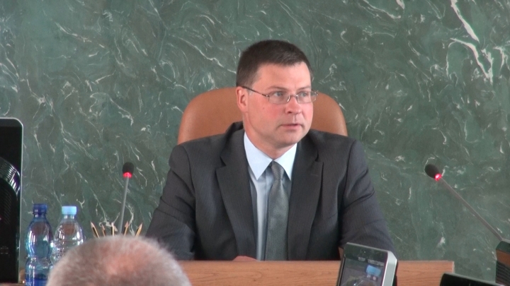 Премьера Домбровскиса пригласили в Давос