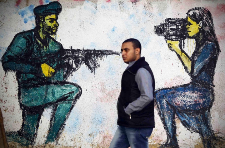 Улицы Каира расписали революционными граффити