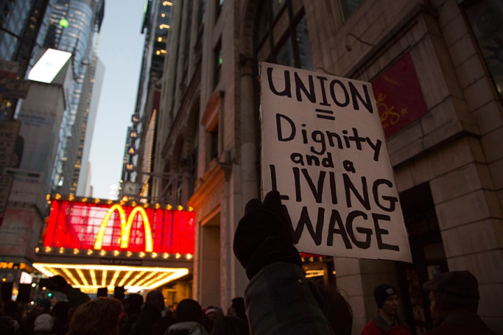 Работники McDonald’s и других фаст-фудов бастуют в Нью-Йорке
