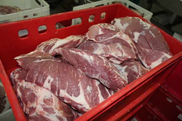 Из зоны карантина пытались вывезти мясо свинины
