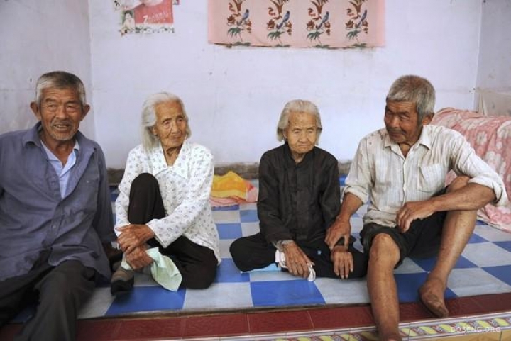 Китайцев обязали навещать пожилых родственников