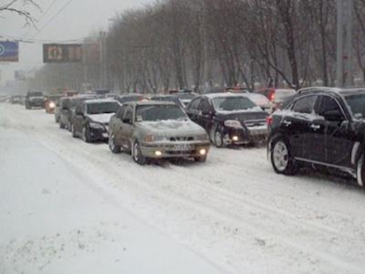 ВНИМАНИЕ: на всех дорогах Латвии осложнено движение
