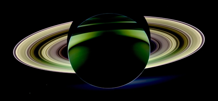 Cassini снял Сатурн с солнечной подсветкой
